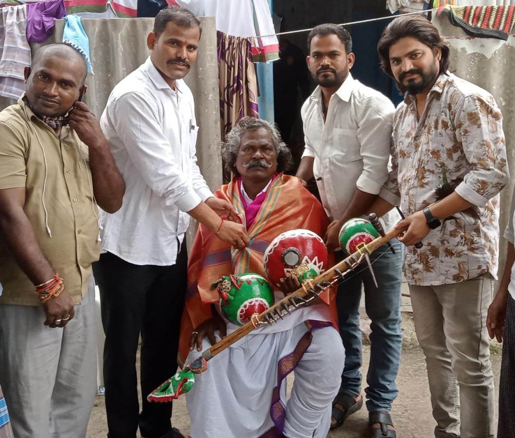 Bheemla Naik టైటిల్ సాంగ్ పాడిన కిన్నెర మొగిల‌య్య‌కు స‌న్మానం