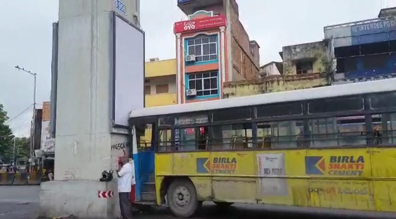 Hyderabad | మెట్రో పిల్లర్‌ను ఢీ కొట్టిన ఆర్టీసీ బస్సు, తృటిలో తప్పిన ప్రమాదం