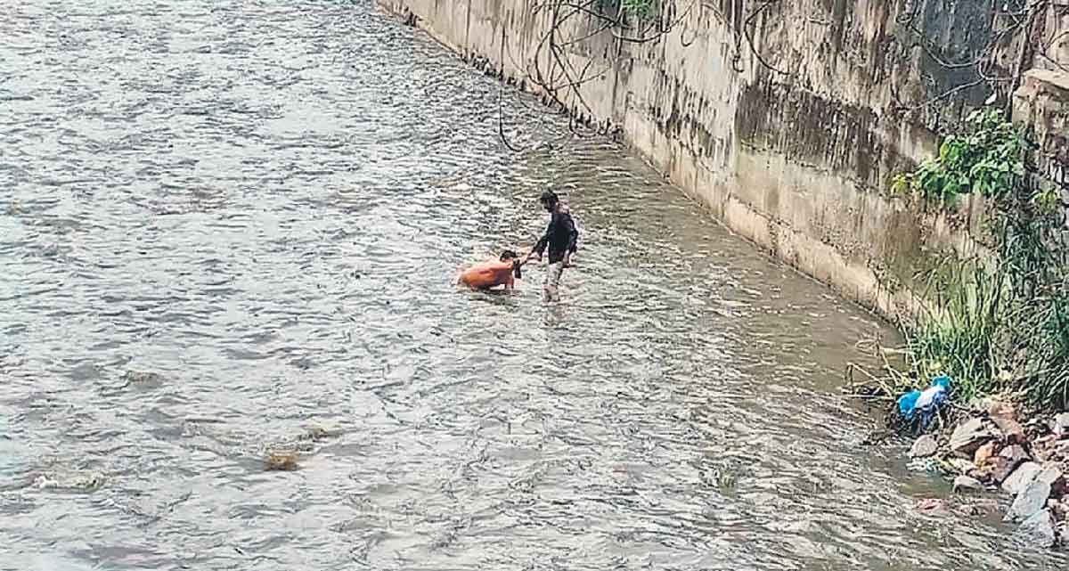నాలాలోకి దూకిన వ్యక్తిని రక్షించిన పోలీసులు