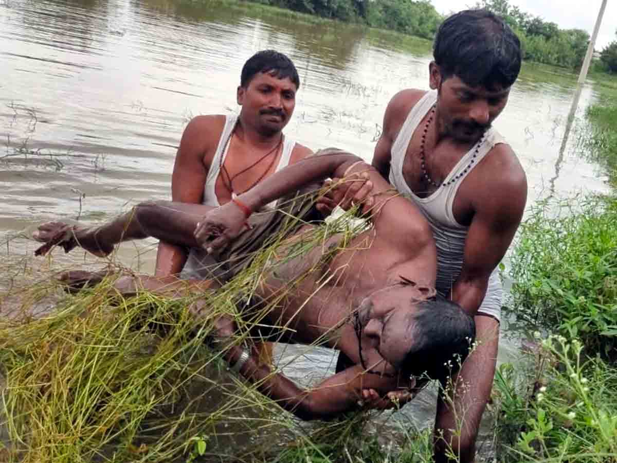 Vikarabad : పూల కోసం వెళ్లిన వ్యక్తి మృత్యు ఒడిలోకి..