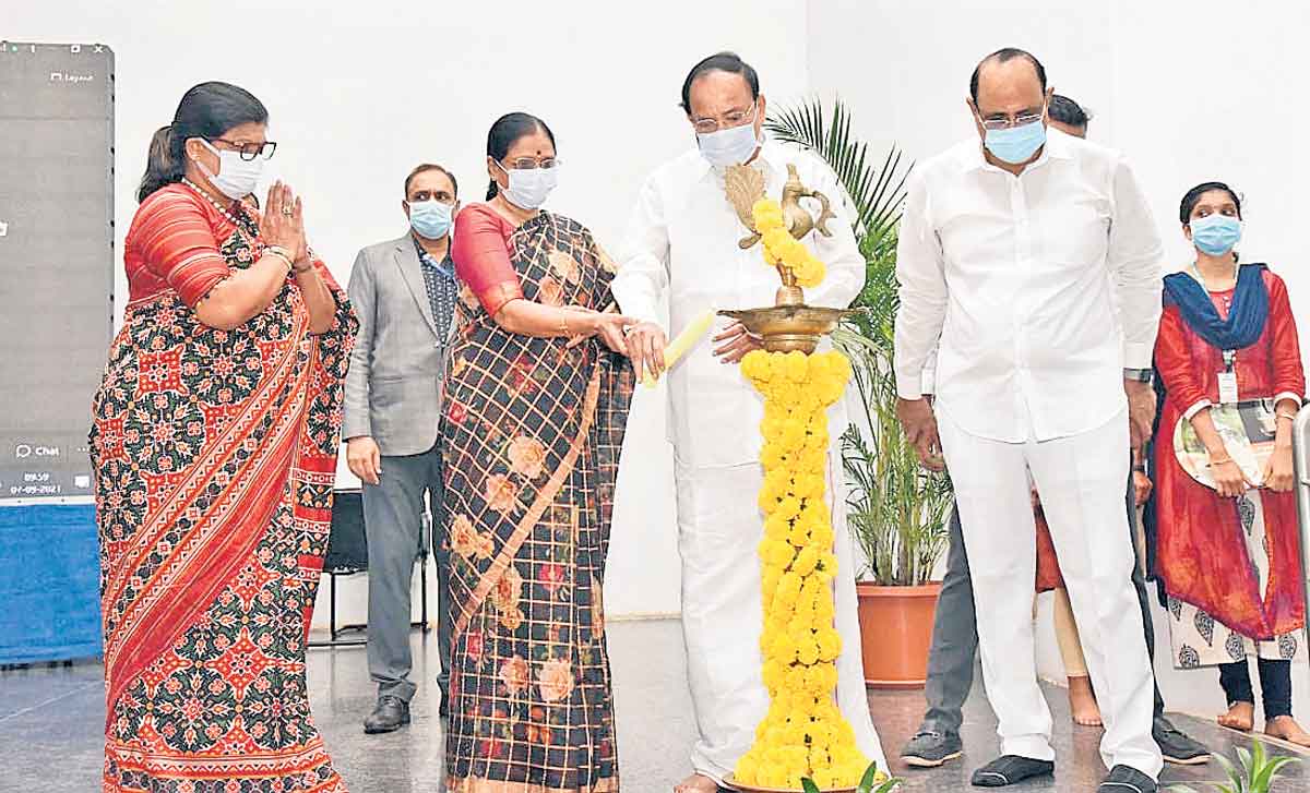 థర్డ్‌ వేవ్‌కు టీకానే ప్రత్యామ్నాయం