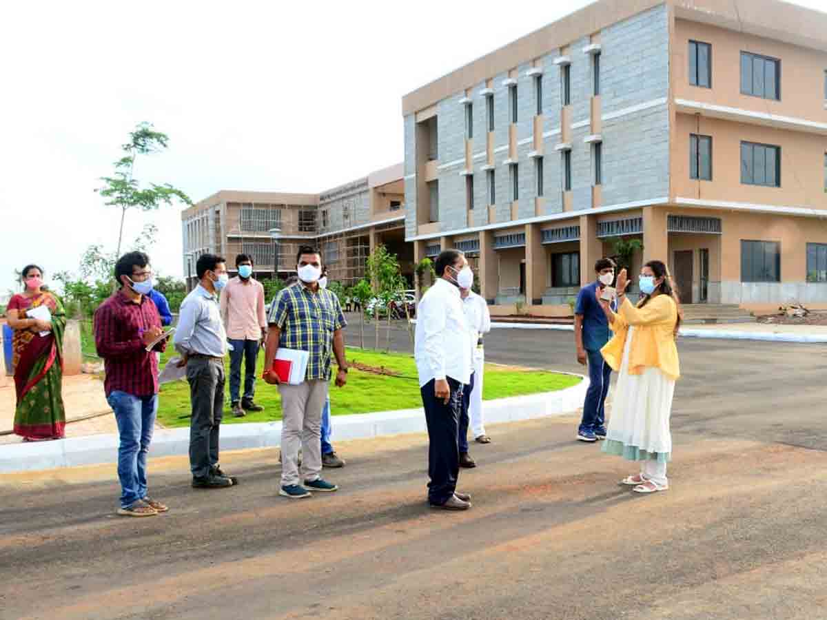 నూతన కలెక్టరేట్‌లో మిగులు పనులను త్వరగా పూర్తి చేయాలి.. జిల్లా కలెక్టర్‌ నిఖిల