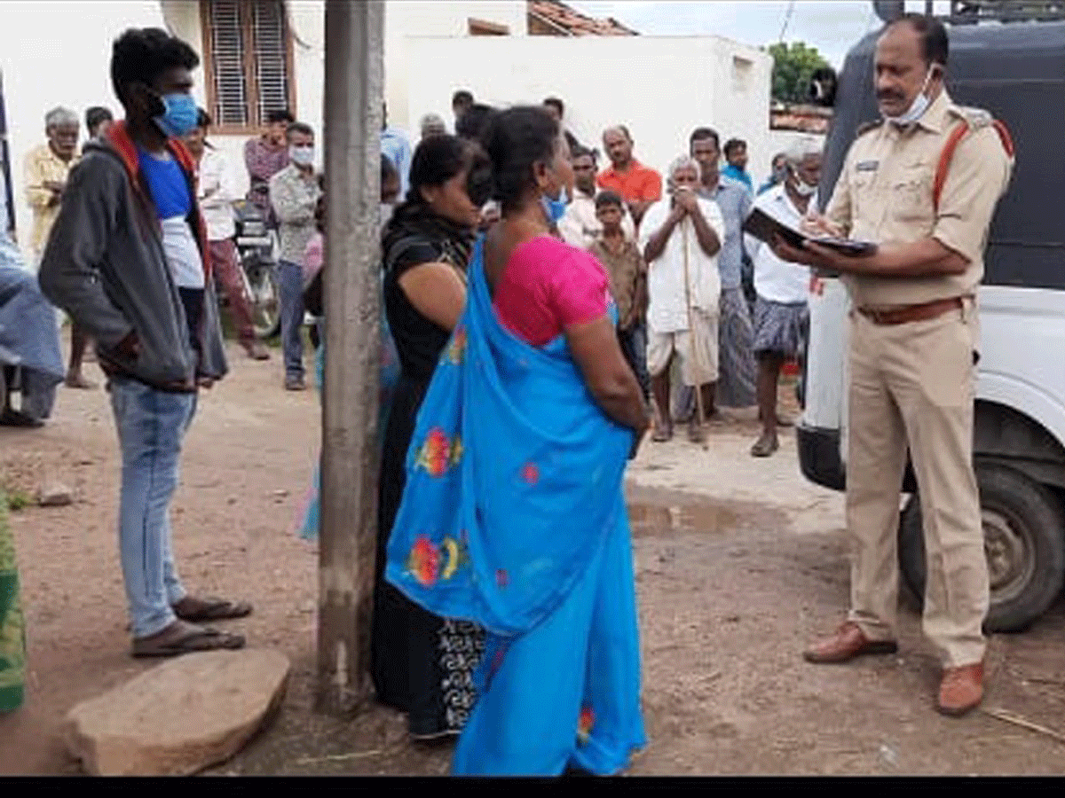 Gollapalli: పెండ్లి చేసుకుంటానని మోసం చేశాడని.. ప్రియుడి ఇంటి ఎదుట ఆందోళన