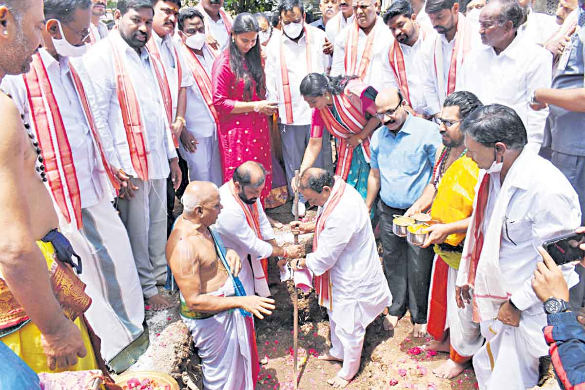 ఆలయాల అభివృద్ధికి సీఎం కృషి