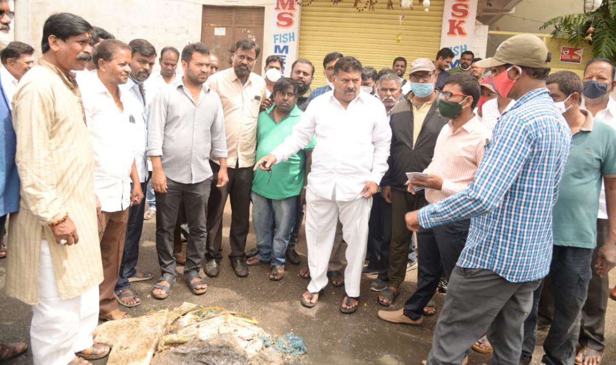 Hyderabad | మ్యాన్‌హోల్స్ నిర్మాణ ప‌నుల్లో నిర్ల‌క్ష్యం పై ఎమ్మెల్యే ఆగ్ర‌హం