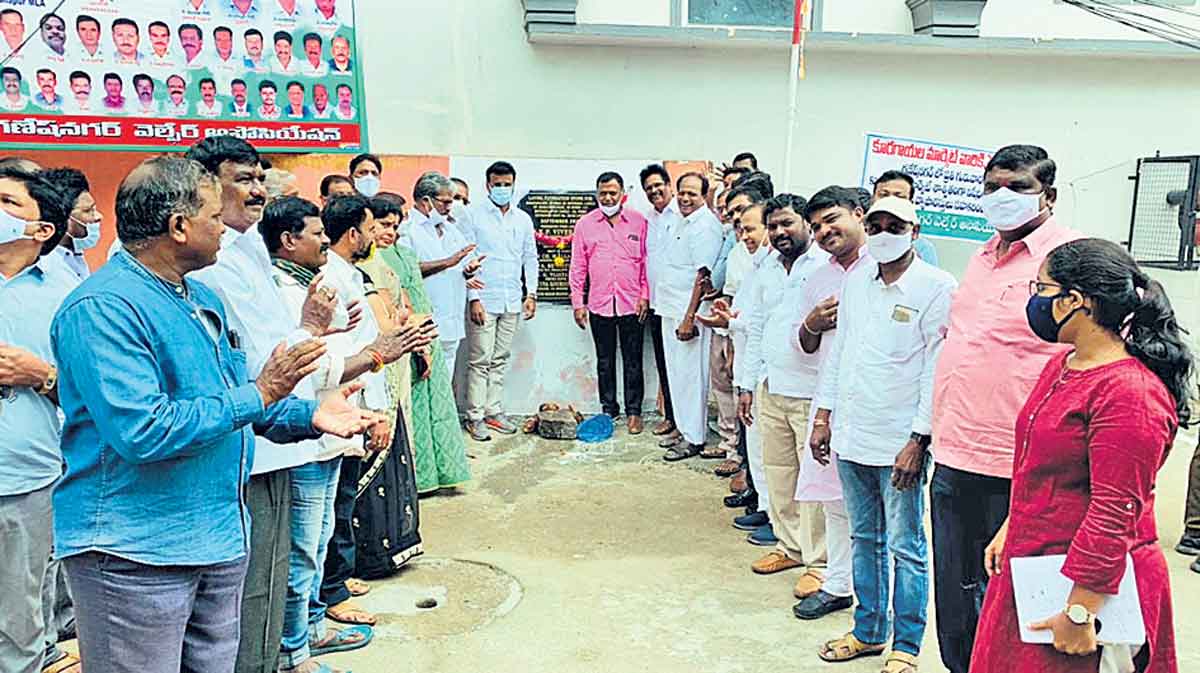 బురద లేని కాలనీలుగా తీర్చిదిద్దుతా