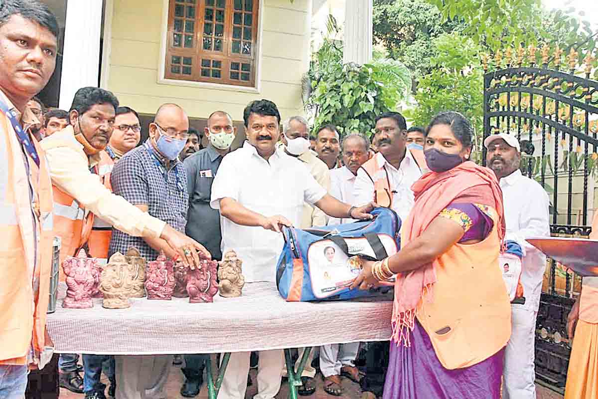 కార్మికుల సేవలు వెలకట్టలేనివి