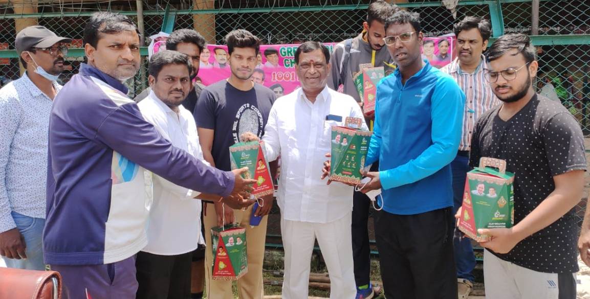 Green india challenge | విత్తన గణపతి విగ్రహాల పంపిణీ
