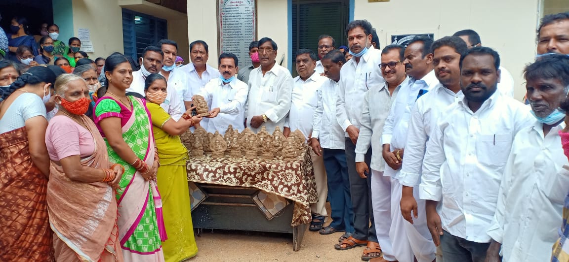 Devarakonda: మట్టి వినాయకులతో పర్యావరణ పరిరక్షణ.. ఎమ్మెల్యే రవీంద్రకుమార్