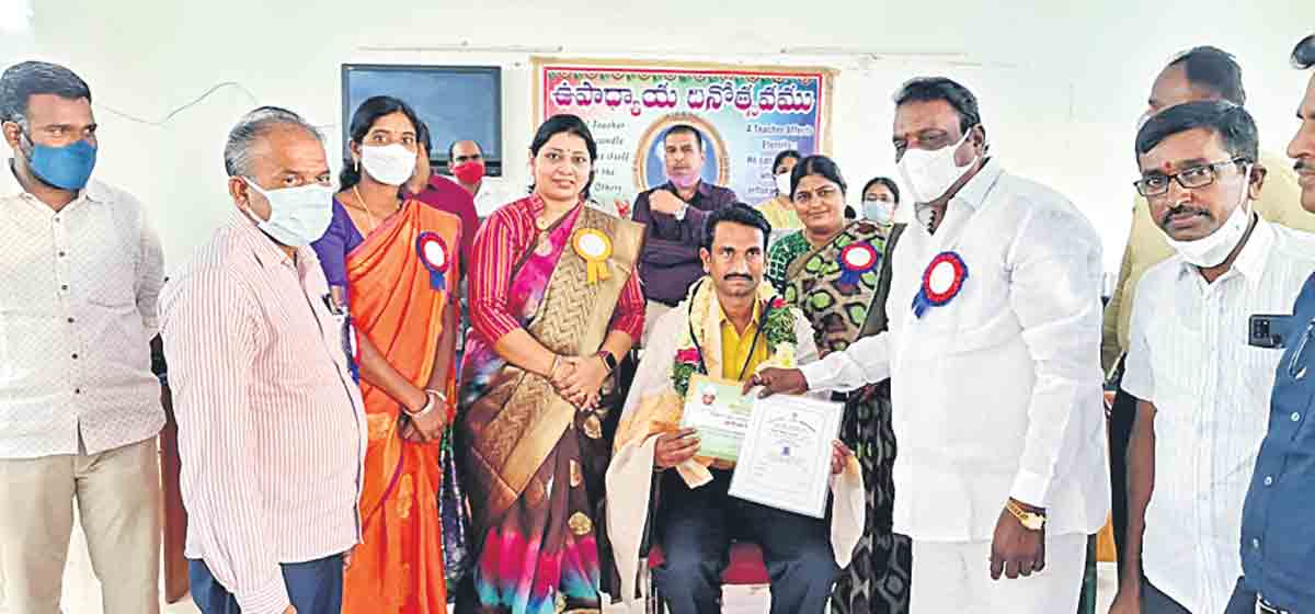 సమాజంలో గురువుల పాత్ర గొప్పది