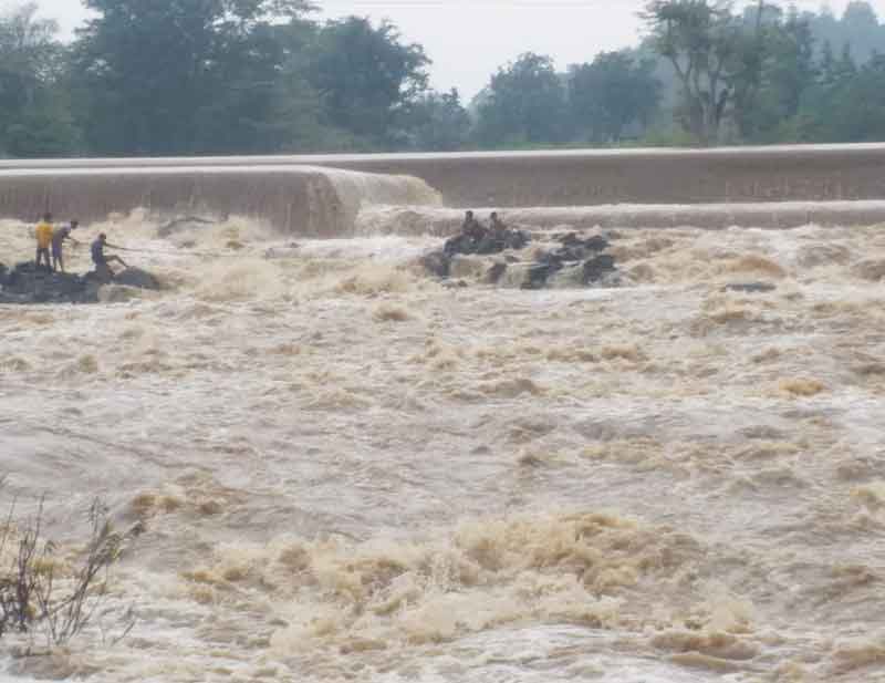 భారీ వర్షం.. ఉప్పొంగిన వాగులు