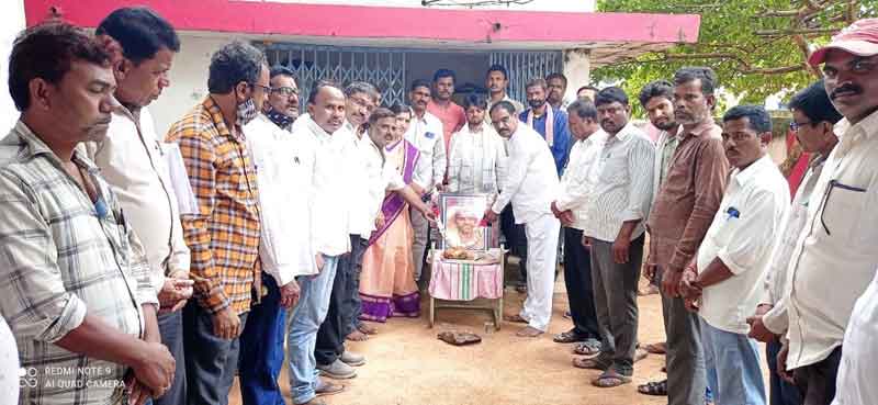 ఐలమ్మను ఆదర్శంగా తీసుకోవాలి