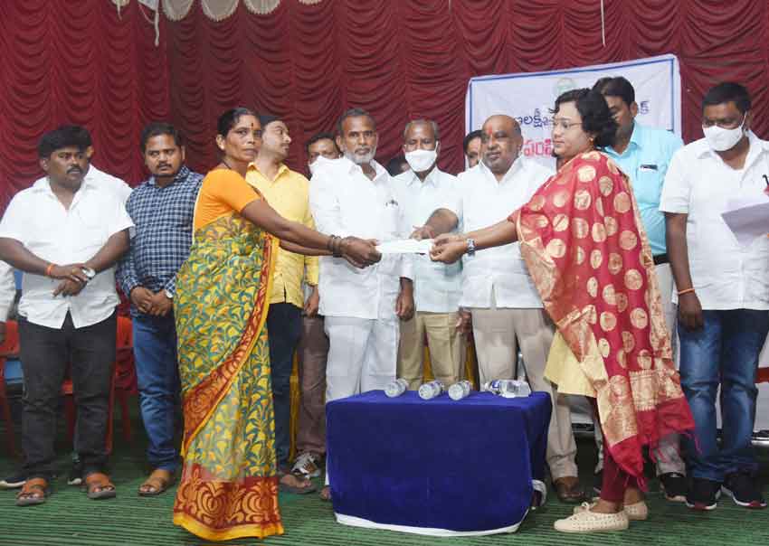 బీజేపీ పాలిత రాష్ర్టాల్లో సంక్షేమ పథకాల అమలేది?