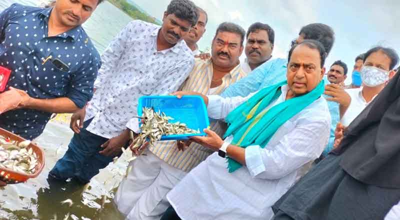మత్స్యకారుల సంక్షేమానికి పెద్దపీట