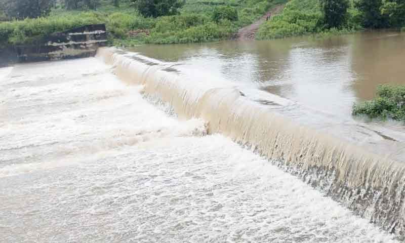 ఉప్పొంగిన వాగులు ..