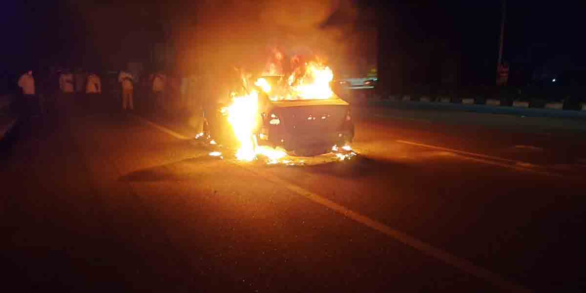 కారులో చెలరేగిన మంటలు.. వ్యక్తి సజీవ దహనం