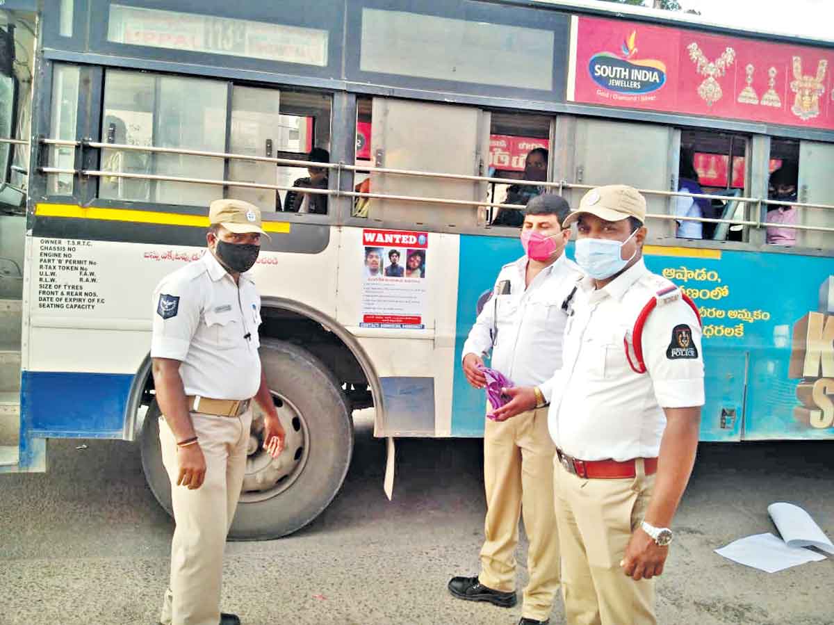 ఫొటోలు అతికించి..ముమ్మర గాలింపు