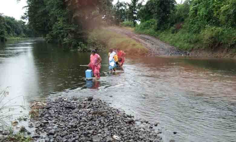 వ్యాక్సినేషన్‌ కోసం వాగులు దాటుతూ..