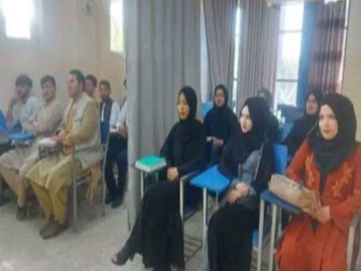 ఆఫ్ఘన్‌ యూనివర్సిటీలో.. మగ, మహిళా విద్యార్థుల మధ్య కర్టెన్లు