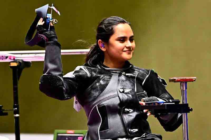 మళ్లీ మెరిశారు..