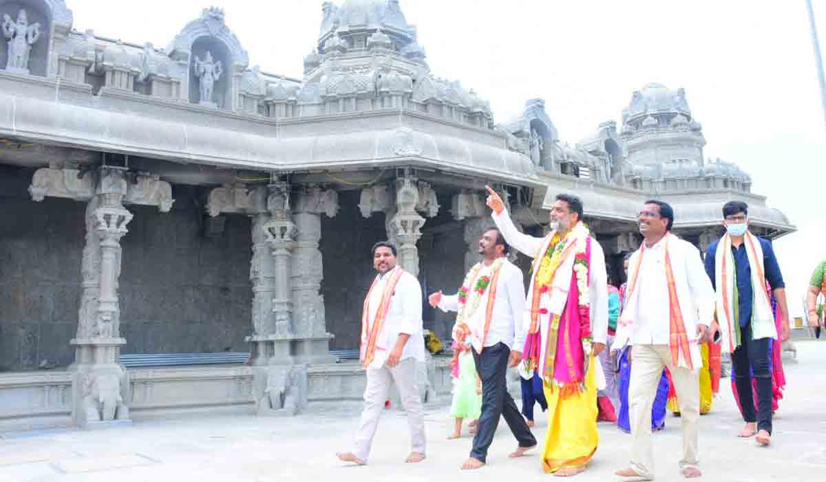 యాదాద్రిని సంద‌ర్శించిన బీసీ క‌మిష‌న్ చైర్మ‌న్