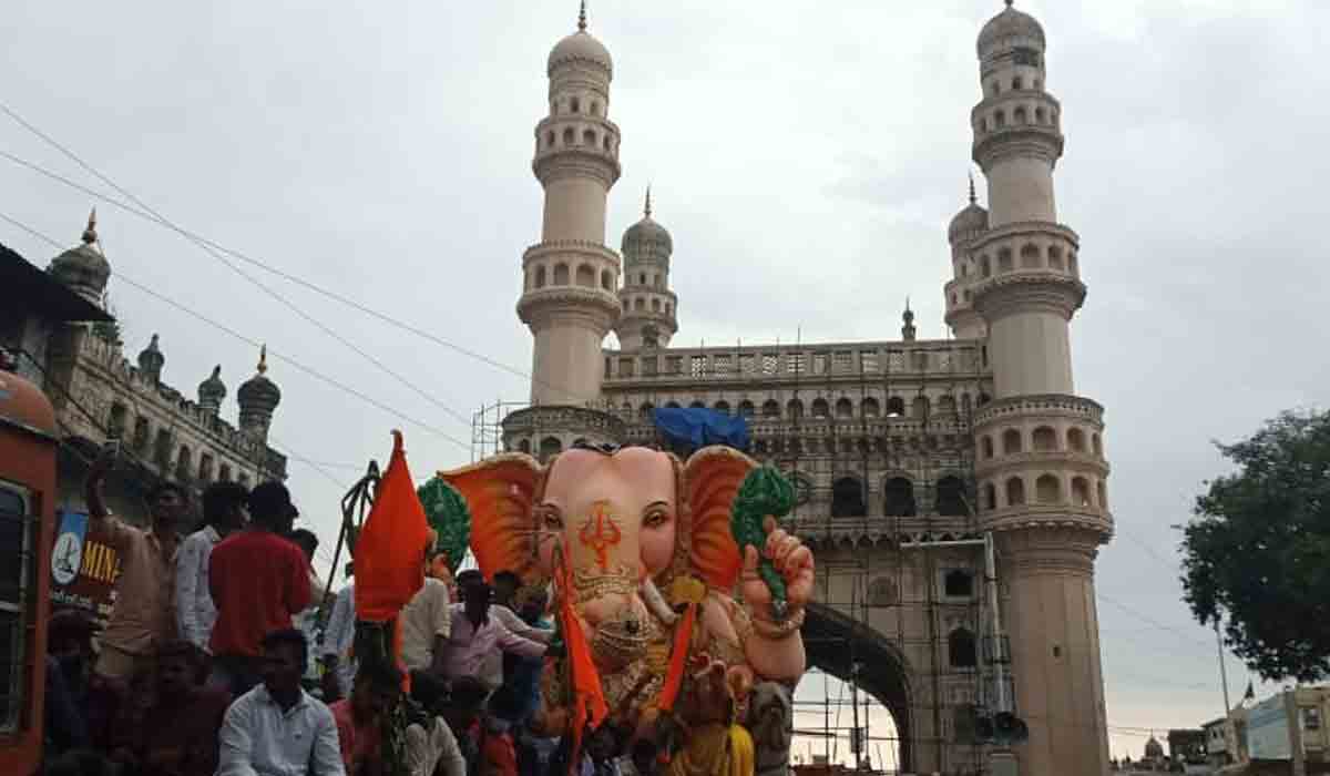 వ‌ర్షంలోనూ కొన‌సాగుతోన్న బాలాపూర్ గ‌ణేశుడి శోభాయాత్ర‌