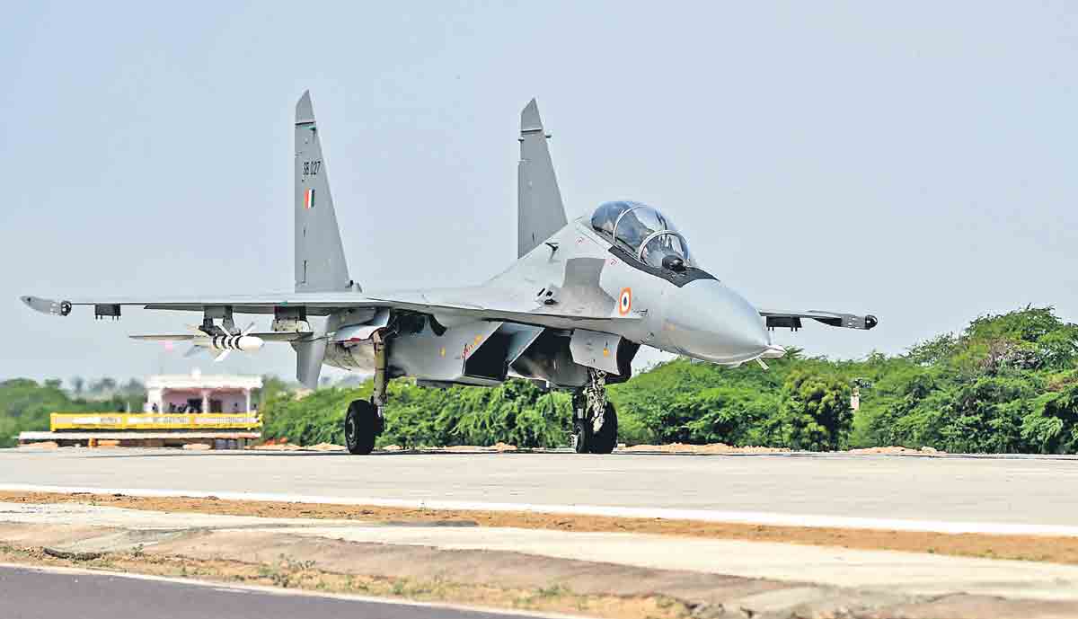 రోడ్డుపైనా యుద్ధ విమానాల ల్యాండింగ్‌