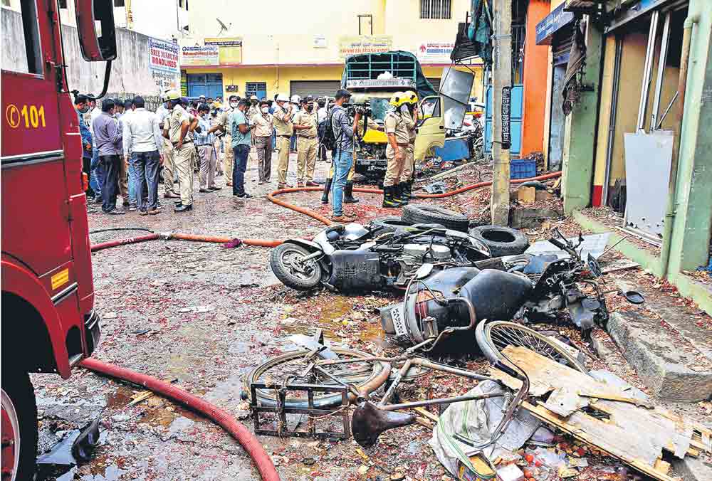 బెంగళూరులో పేలుడు.. ముగ్గురు దుర్మరణం