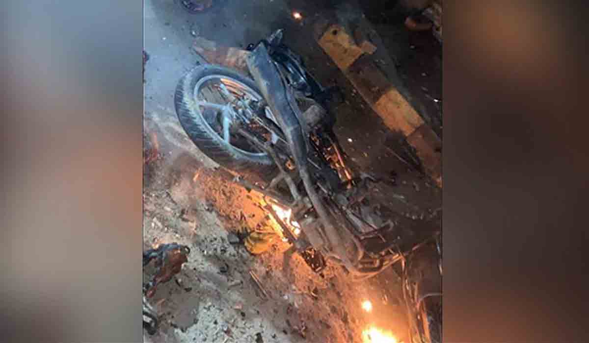 బైక్‌పై వెళ్తుండగా పేలిన పెట్రోల్‌ ట్యాంక్‌..