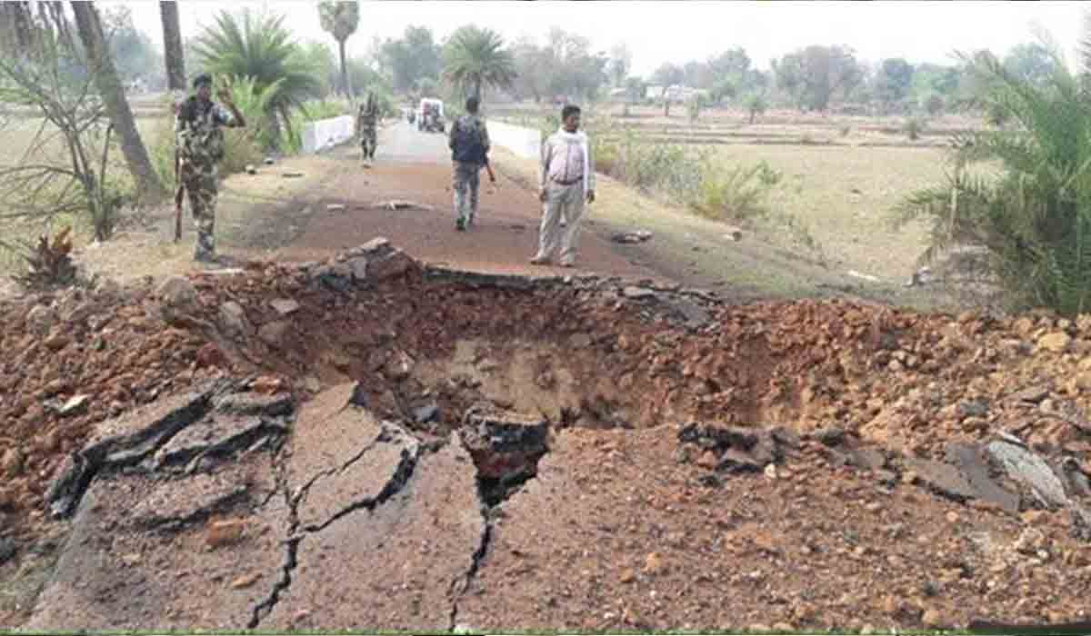 Chhattisgarh | మందుపాత‌ర పేల్చిన మావోలు.. ఇద్ద‌రు పోలీసుల‌కు గాయాలు