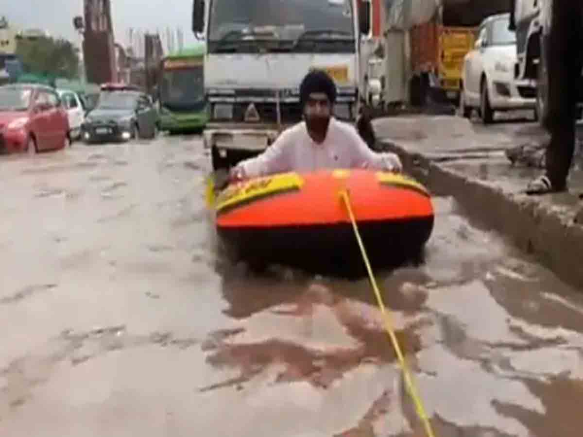జలమయమైన ఢిల్లీ రోడ్లపై.. రాఫ్ట్‌ నడిపిన బీజేపీ నేత