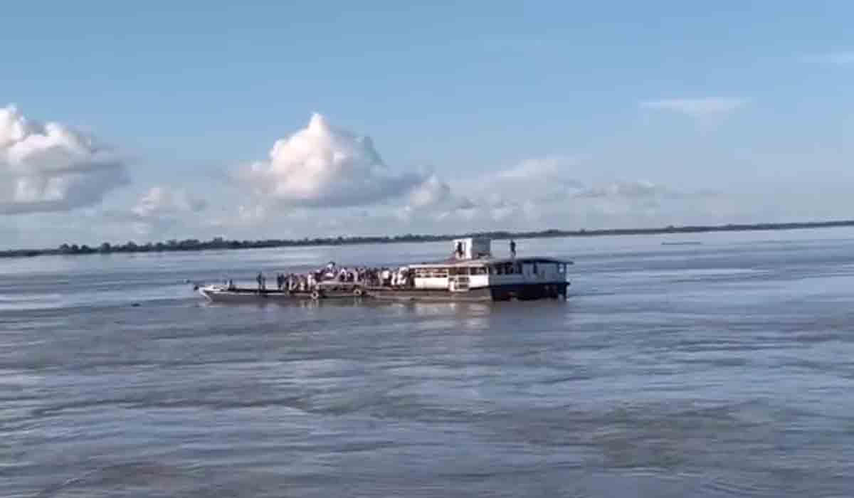 బ్ర‌హ్మ‌పుత్ర న‌దిలో ఢీకొన్న 2 ప‌డ‌వ‌లు.. వాటిల్లో 100 మంది ప్ర‌యాణికులు