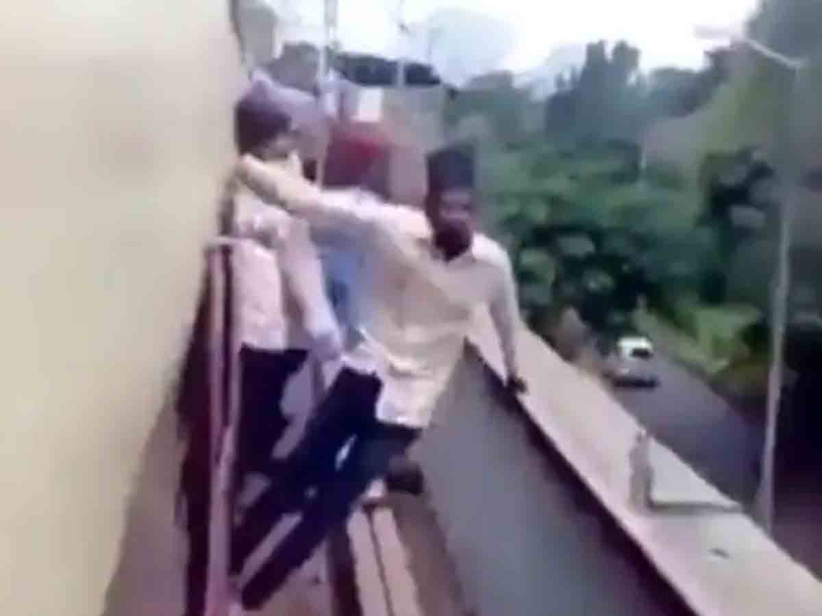 Viral Video: కదులుతున్న రైలులో.. ప్రమాదకరంగా స్టంట్లు