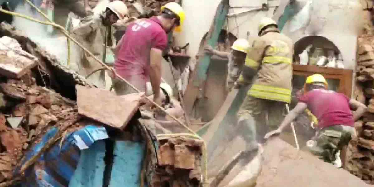 వాన‌కు నాని కుప్ప‌కూలిన భ‌వ‌నం.. ప‌సిబిడ్డ స‌హా మ‌హిళ మృతి