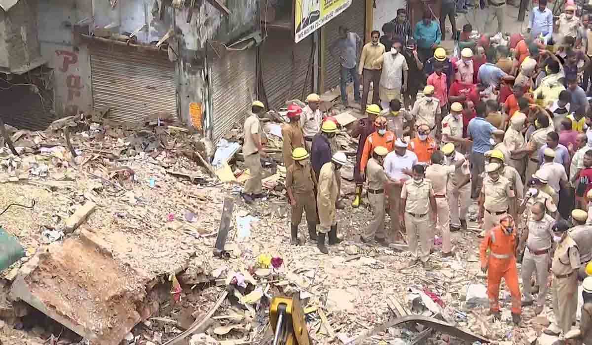 Building Collapse: కుప్ప‌కూలిన నాలుగంత‌స్తుల భ‌వ‌నం.. శిథిలాల కింద జ‌నం..!