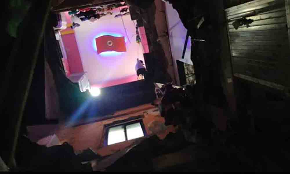 Building Slab Collapsed | కూలిన భవనం పైకప్పు.. ఇద్దరు మృతి