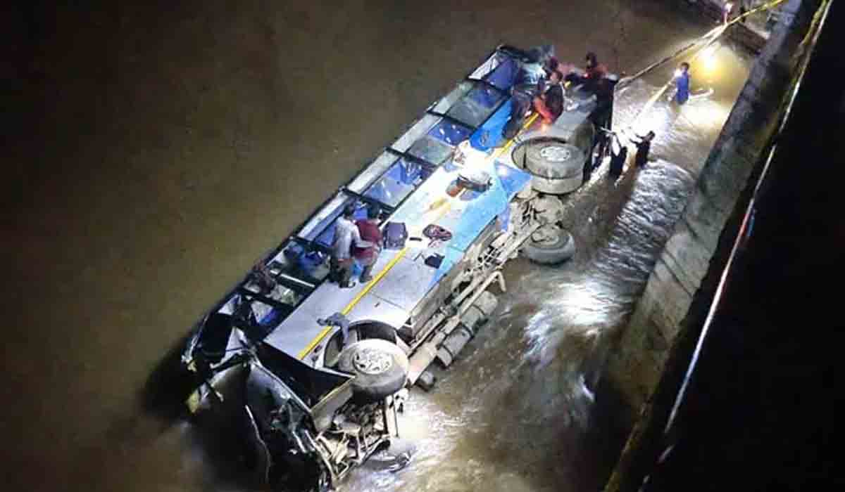బ్రిడ్జిపై నుంచి నదిలో పడ్డ బస్సు.. ఆరుగురు మృతి