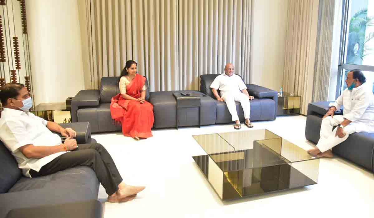 నమస్తే తెలంగాణ సీఎండీకి మంత్రి ఇంద్రకరణ్ రెడ్డి పరామర్శ