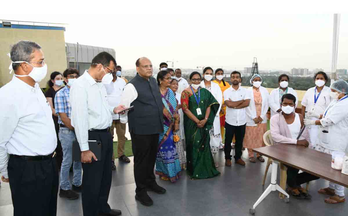 Vaccination Drive: వ్యాక్సినేషన్‌ డ్రైవ్‌ను పరిశీలించిన సీఎస్‌ సోమేశ్‌కుమార్‌