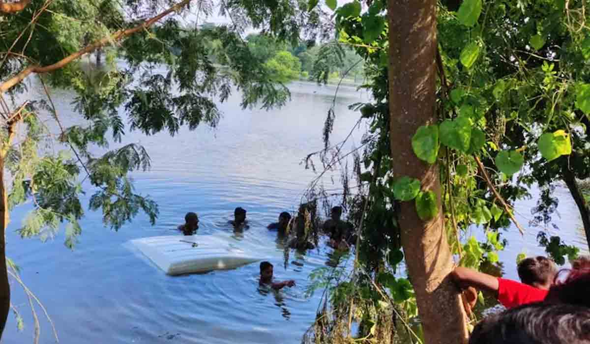 నదిలోకి దూసుకెళ్లిన స్కూల్‌ పిల్లల కారు..