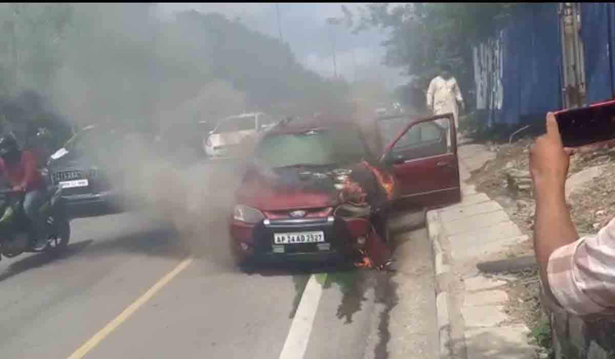 బంజారాహిల్స్‌లో ఘోరం.. కారులో చెల‌రేగిన మంట‌లు