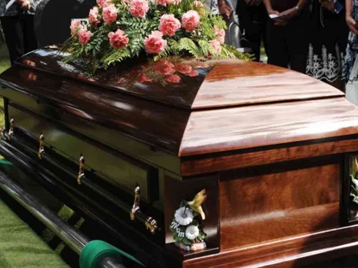 తల్లి శవపేటికలో మరో వ్యక్తి మృతదేహాం.. కుటుంబం షాక్‌