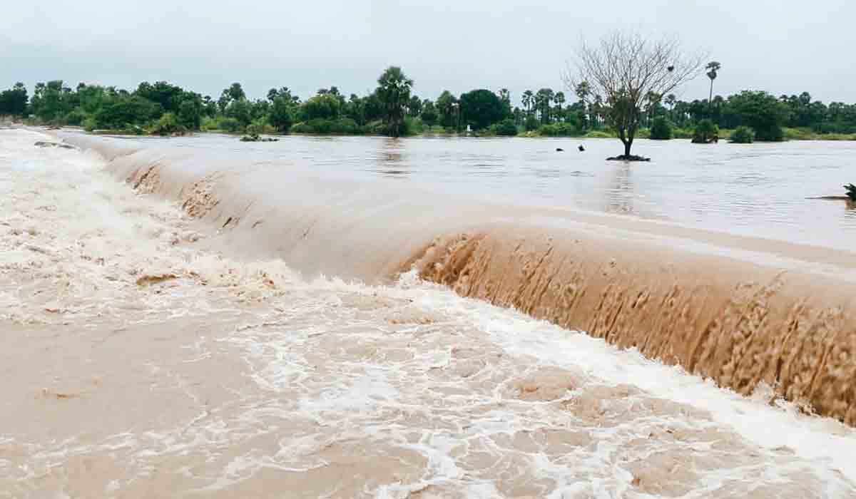 నల్లగొండ జిల్లాలో భారీ వర్షం.. చండూరుకు రాకపోకలు బంద్‌