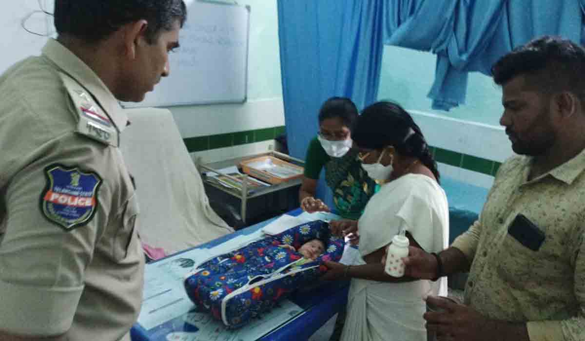 దాబా ముందు 20 రోజుల ఆడబిడ్డను వదిలివెళ్లారు..