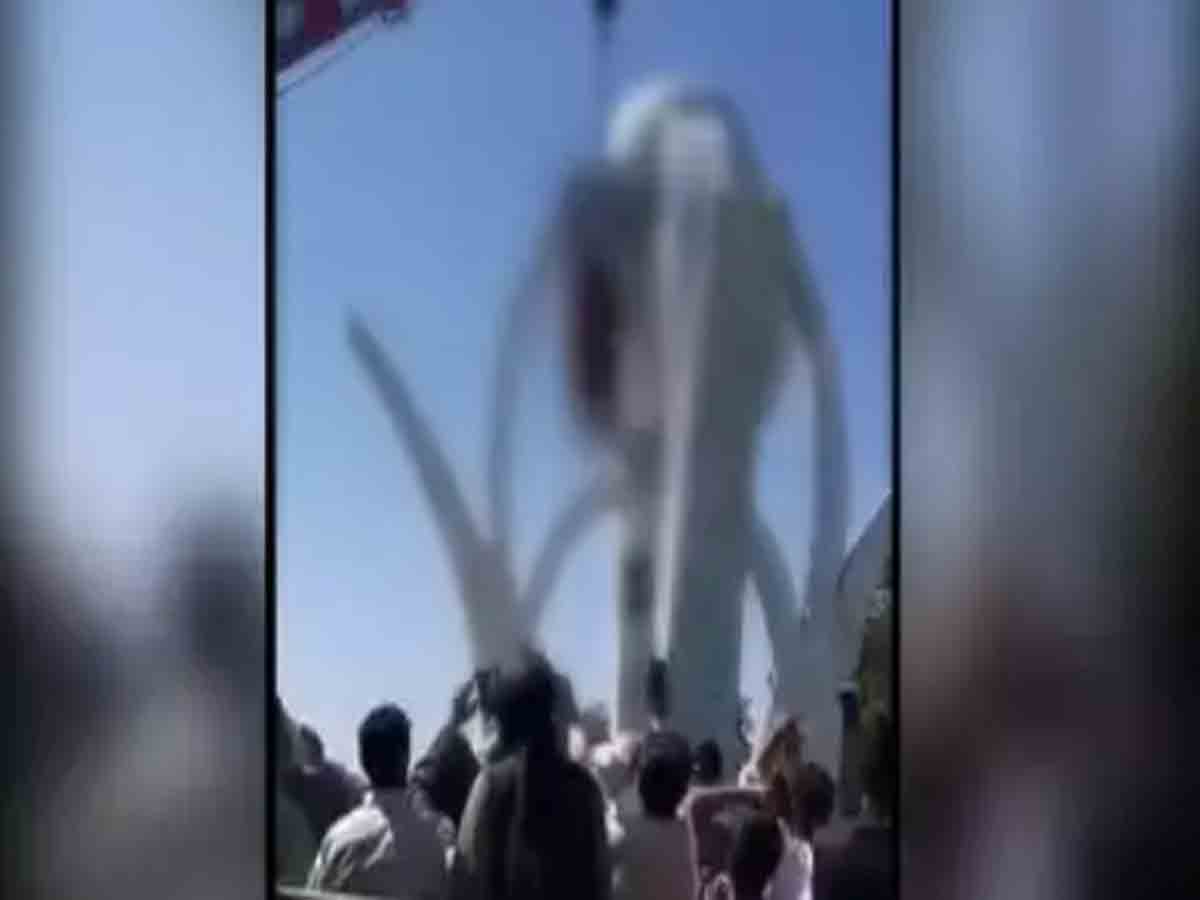 తాలిబన్‌ వికృత రూపం.. క్రేన్‌కు వేలాడదీసిన మృతదేహం