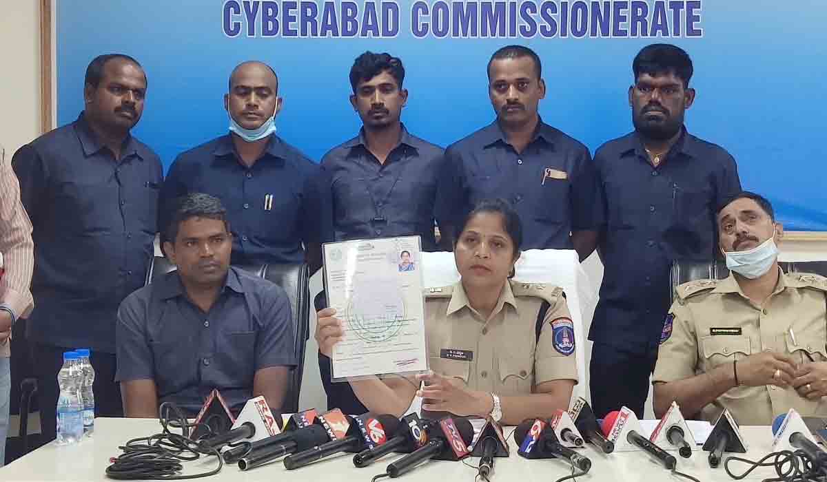 డ‌బుల్ బెడ్రూం ఇండ్ల పేరిట మోసం.. ఇద్ద‌రు అరెస్ట్