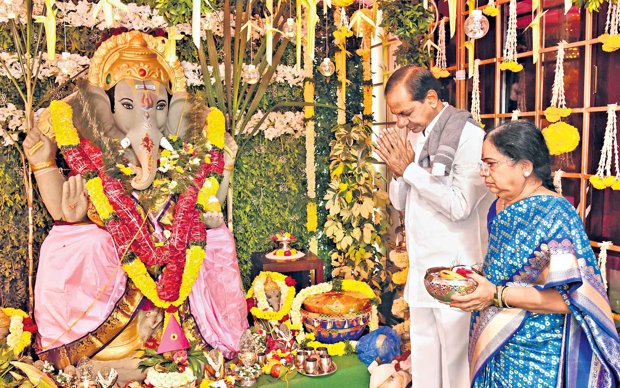 గణపతి పూజలో సీఎం కేసీఆర్‌ దంపతులు