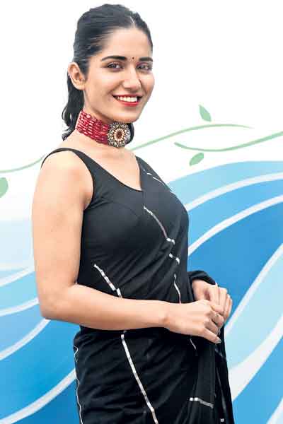 అందాల హద్దు దాటను!