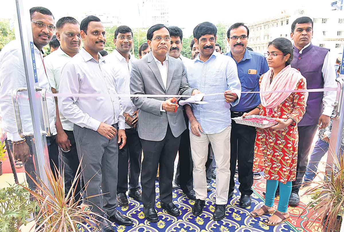 100 కాలేజీలు..10 వేల మంది విద్యార్థులు