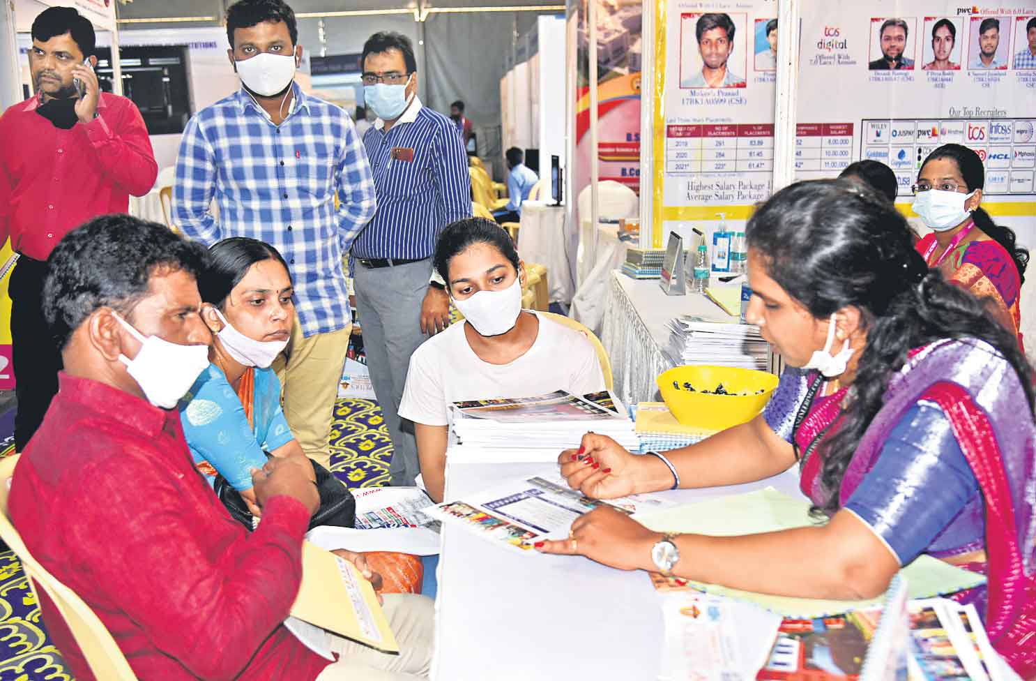 గోల్డెన్‌ ఎడ్యుకేషన్‌ ఫెయిర్‌కు అనూహ్య స్పందన